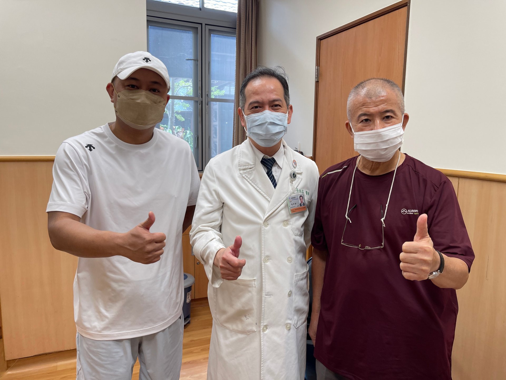 蕭老先生（右一）及兒子（左一）與黃仲諄主任（中）合影。