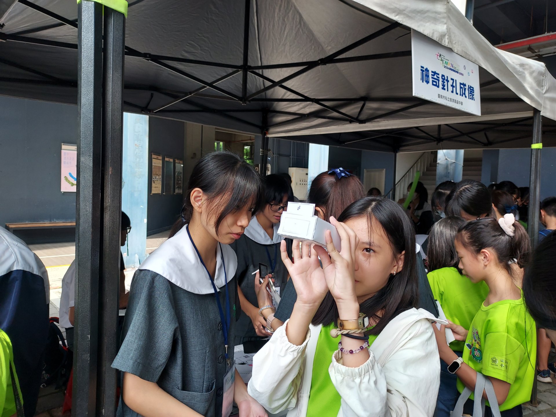 「神奇的針孔成像」是利用光的直進性觀察陽光在紙屏上的成像，吸引學童湧入，準備的素材被一掃而空！