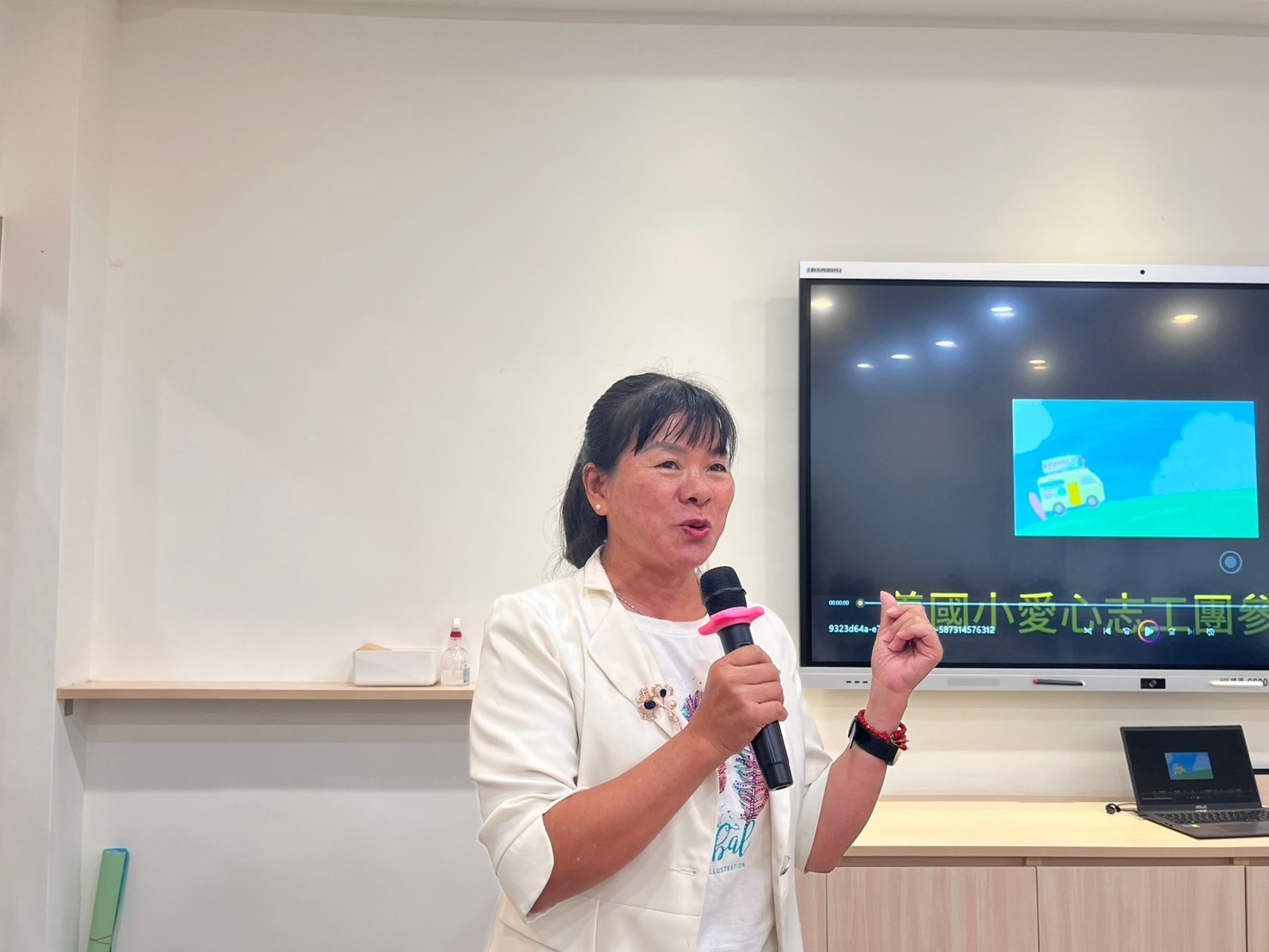 中華國小愛心志工隊分享近20年擔任愛心攤位歷程。