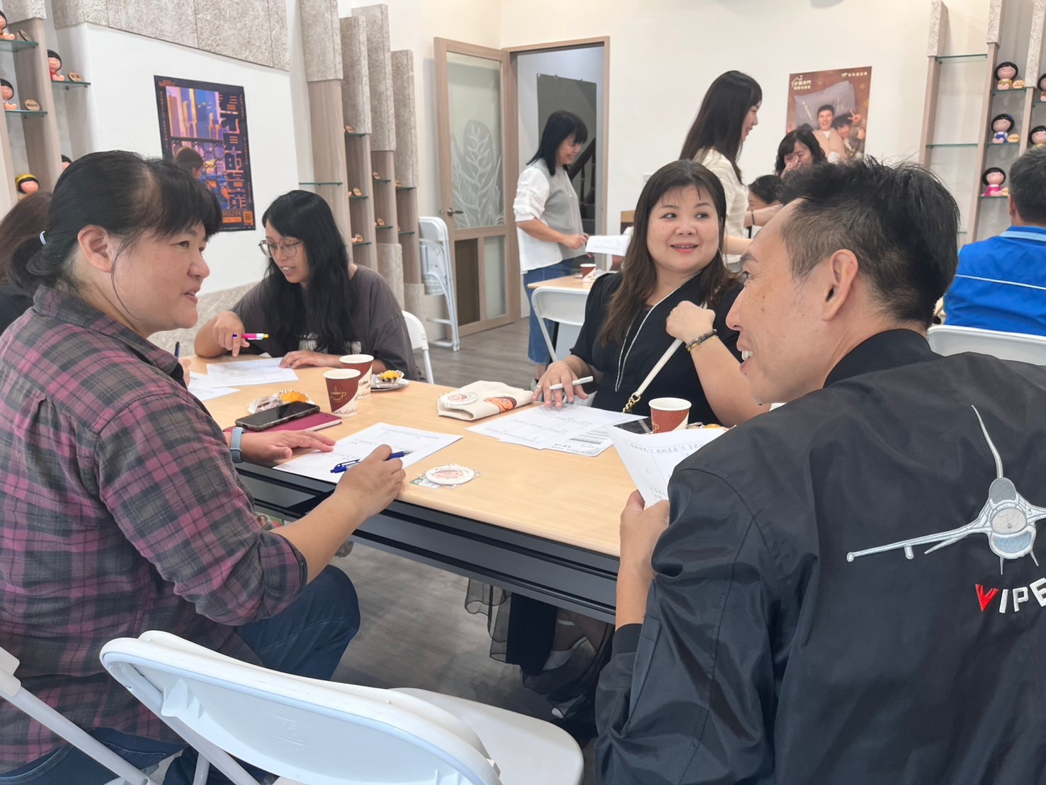 愛心攤位說明會透過遊戲增加彼此互動。