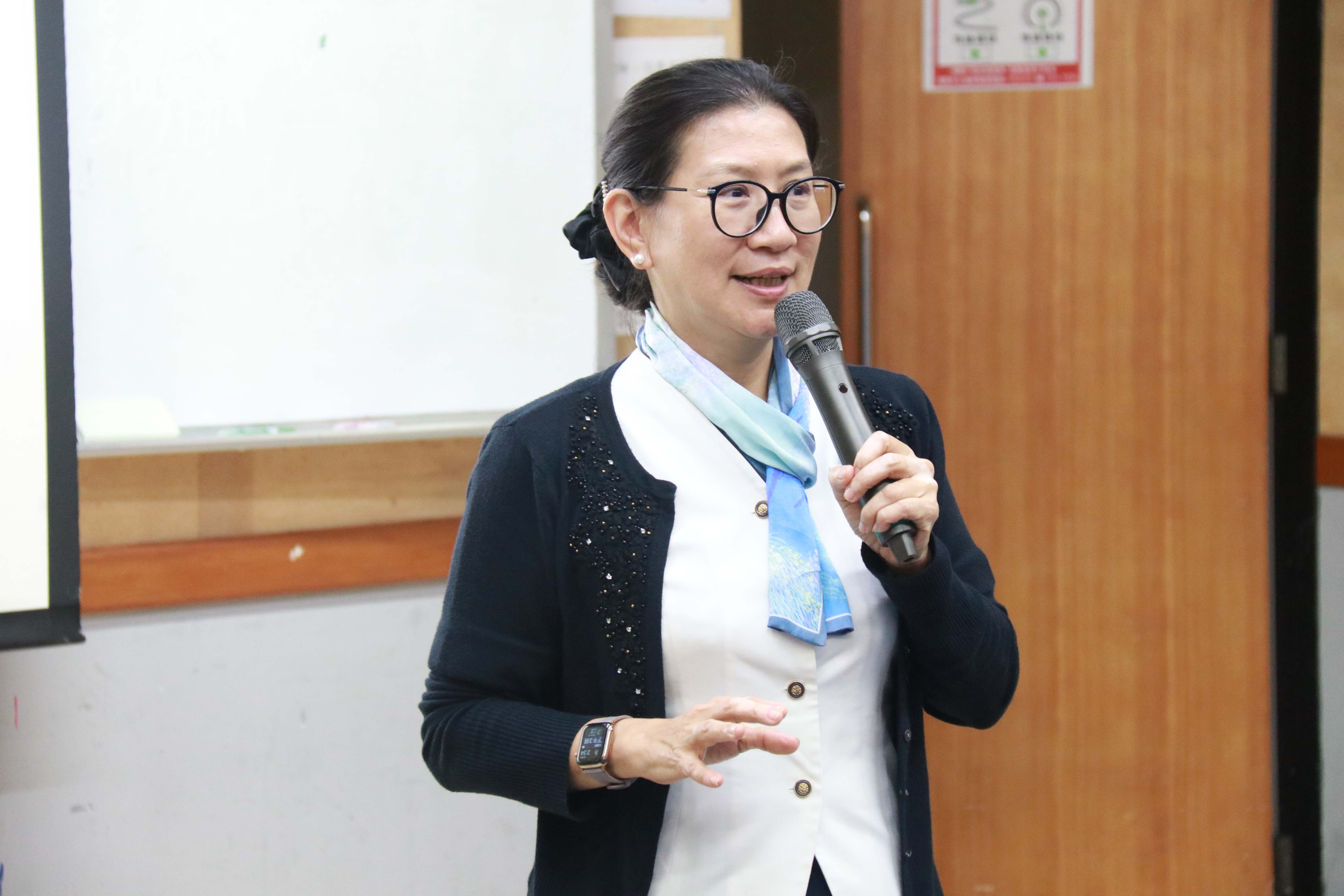 生涯發展中心主任謝麗華鼓勵學子們珍惜機會，也許因為參與一次活動，就能為人生帶來改變。