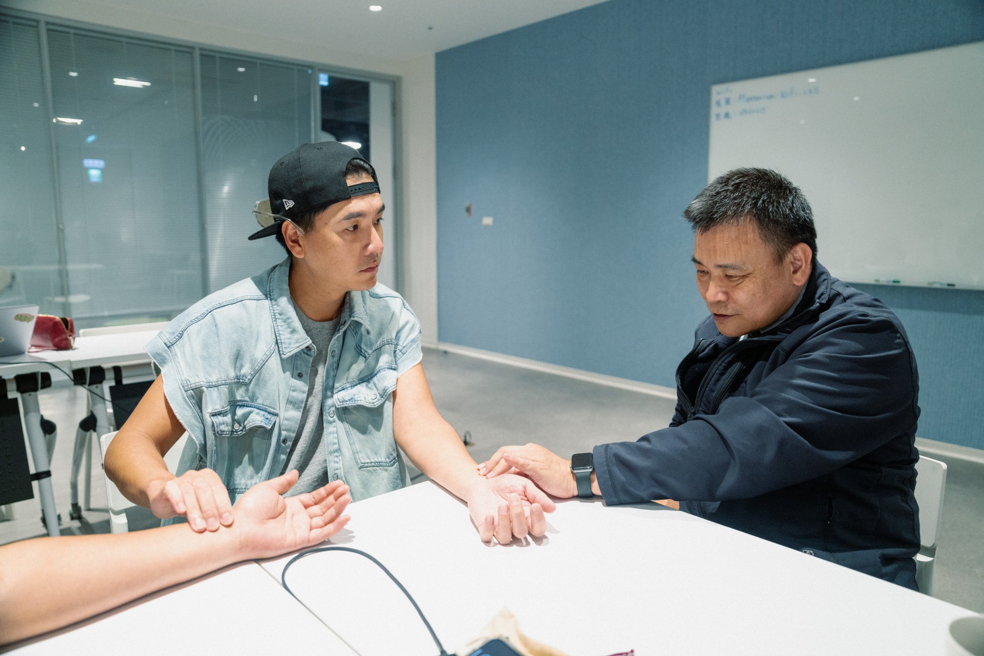 王傳一(左)詮釋大林慈濟醫院中醫部葉明憲醫師，兩人見面同時學習中醫概念