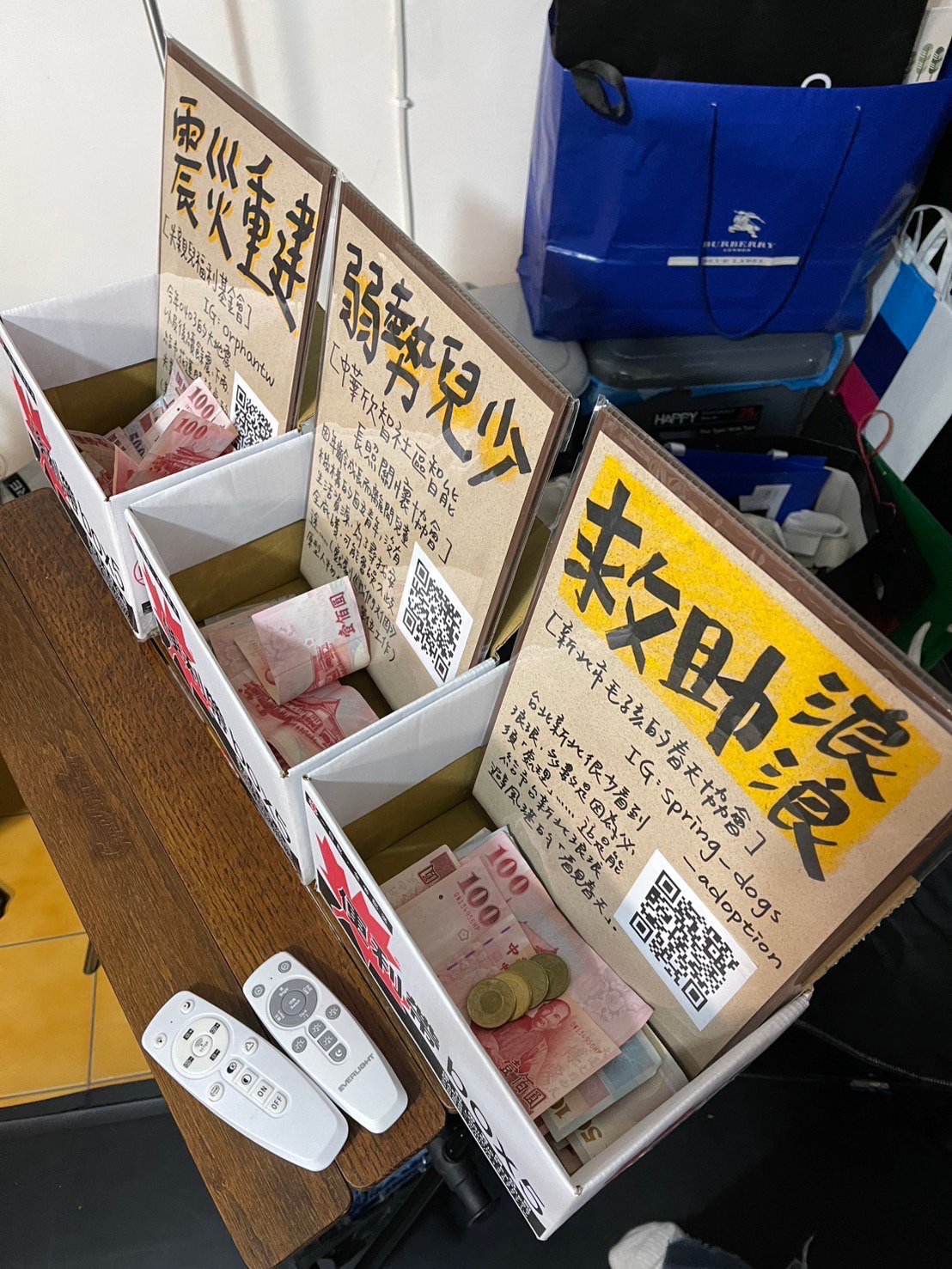 大愛劇《我們六個》演員黃薇渟想出「愛心轉運站」的點子，讓大家自己決定想捐助的單位。