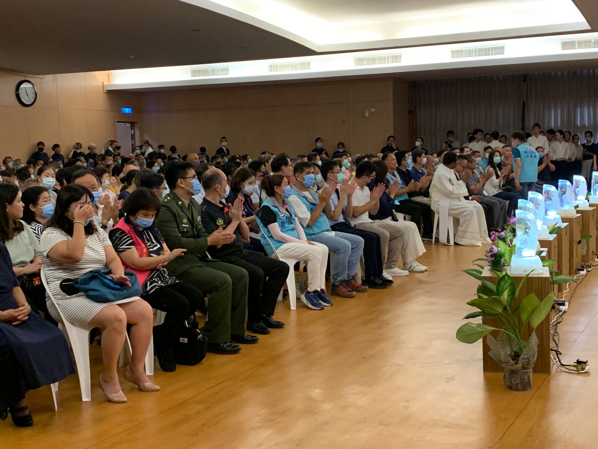 慈濟基金會表示，基隆區七月吉祥月祈福會今年分別於8月24及31日各舉行一場，其中24日的祈福會上，還有一位來自非洲剛果的毛神父(著白色長袍)跟大家一同參與活動。