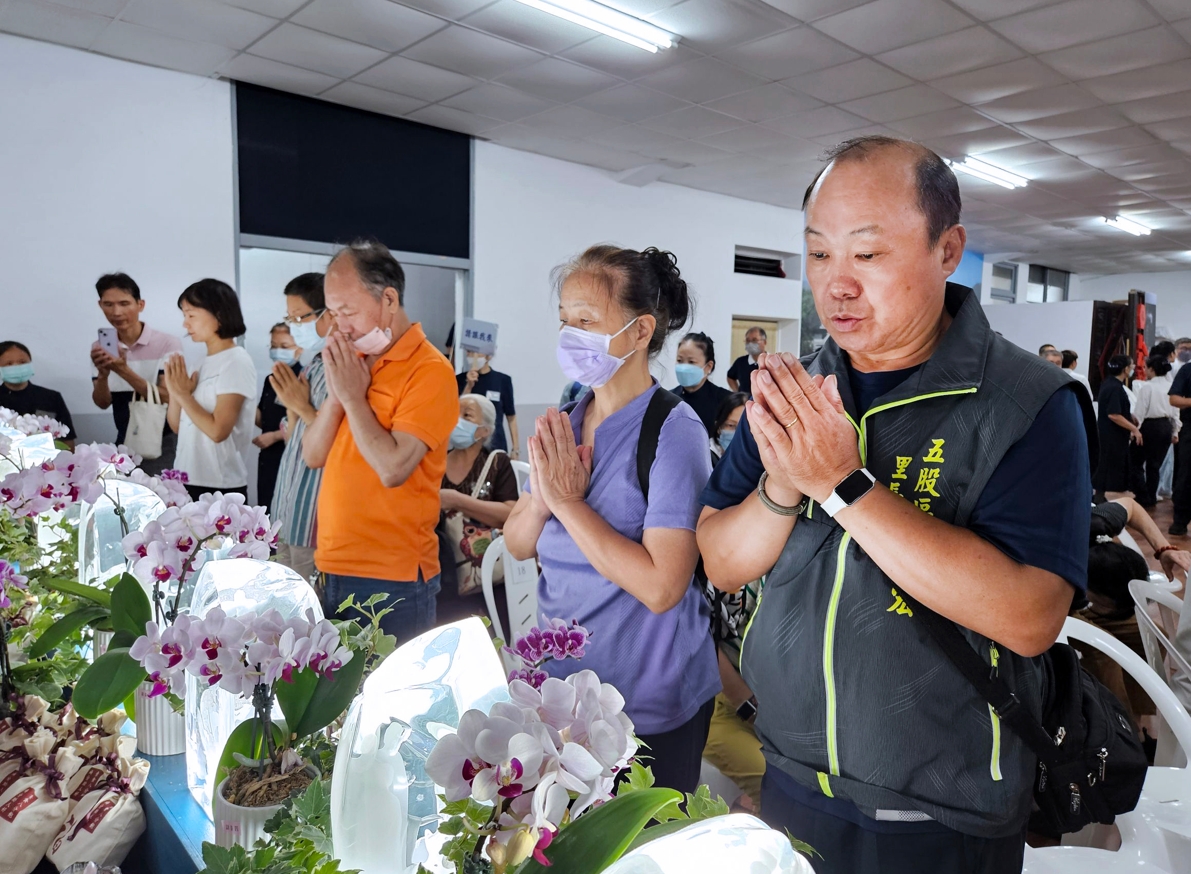 五股成泰里里長潘明宏，站在佛前虔誠祈福：「國泰民安，風調雨順，家家戶戶平安吉祥」。