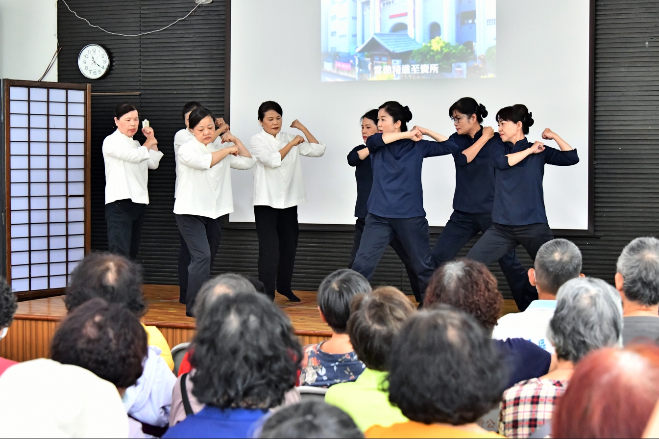 經藏演繹志工以入經藏的方式呈現當時九二一，慈濟人如何和「博士的家」受災鄉親互動，再一次的呈現出來。