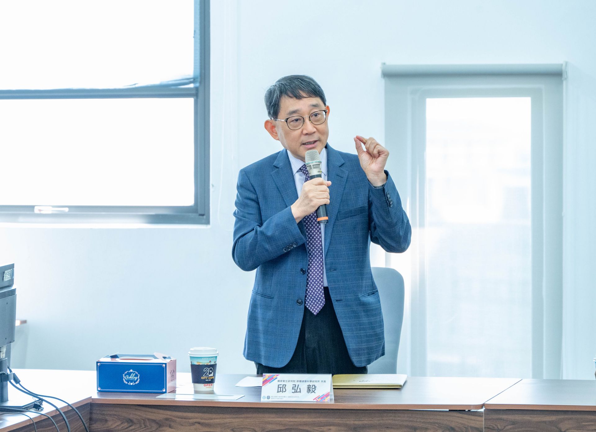 國家衛生研究院群體健康科學研究所邱弘毅所長致詞。