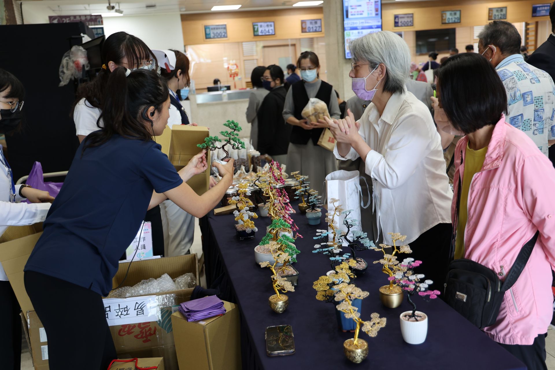 花蓮慈院同仁及來院鄉親熱烈支持脊髓損傷傷友的文創品及手作美食。