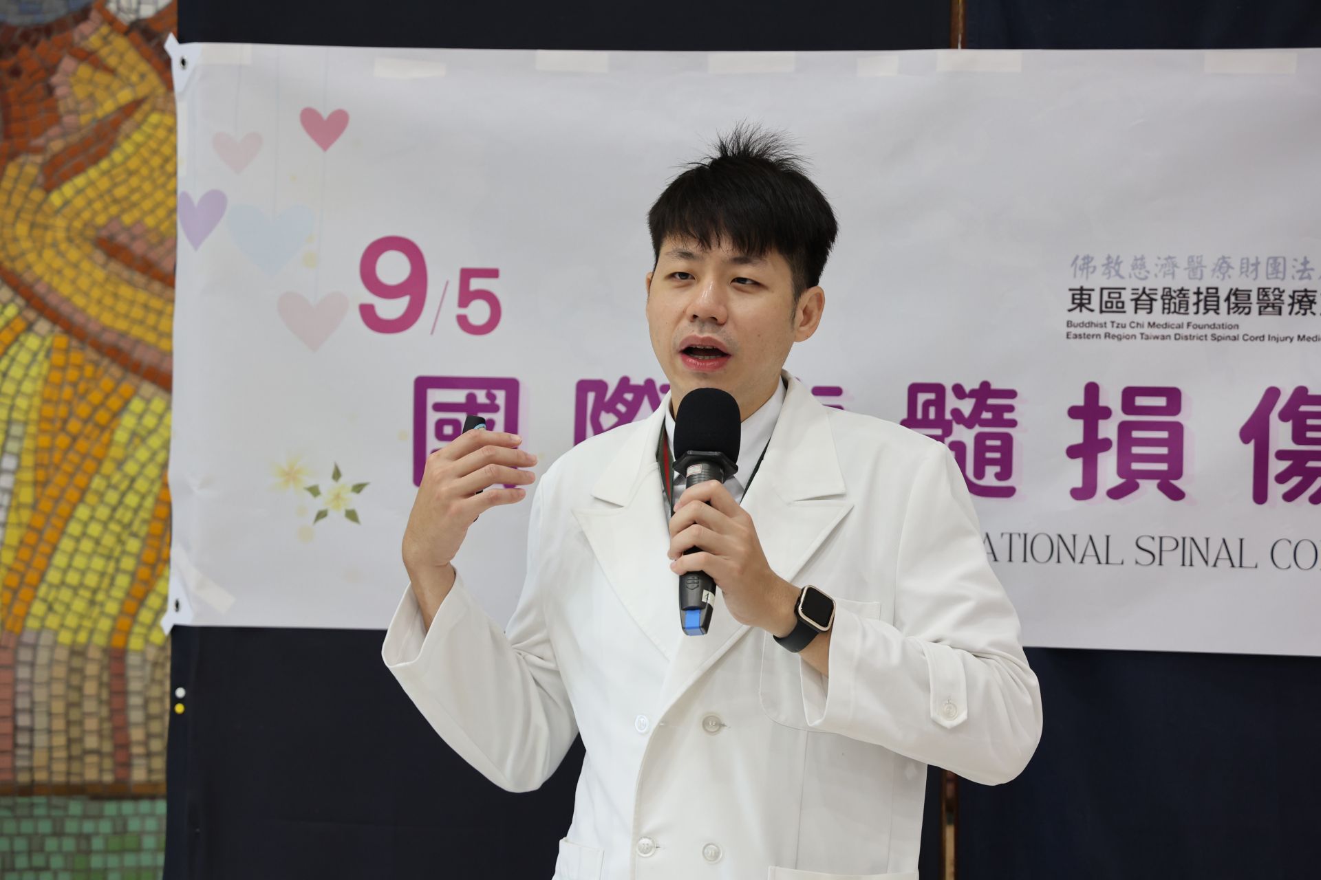 醫療衛教講座由骨科部陳顥文醫師分享刮痧與鬆筋療法。