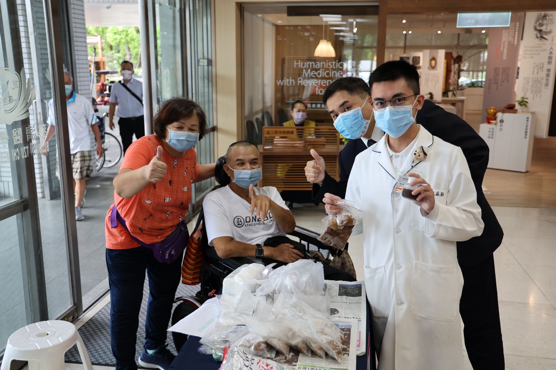 花蓮慈院同仁及來院鄉親熱烈支持脊髓損傷傷友的文創品及手作美食。