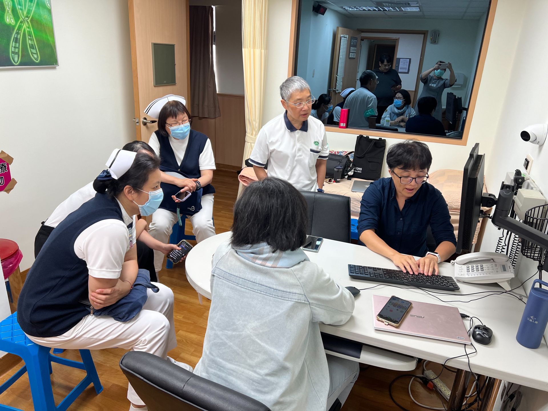 下午課程分成五組實作，每組學員依照主題展開討論並完成虛擬病人設計。