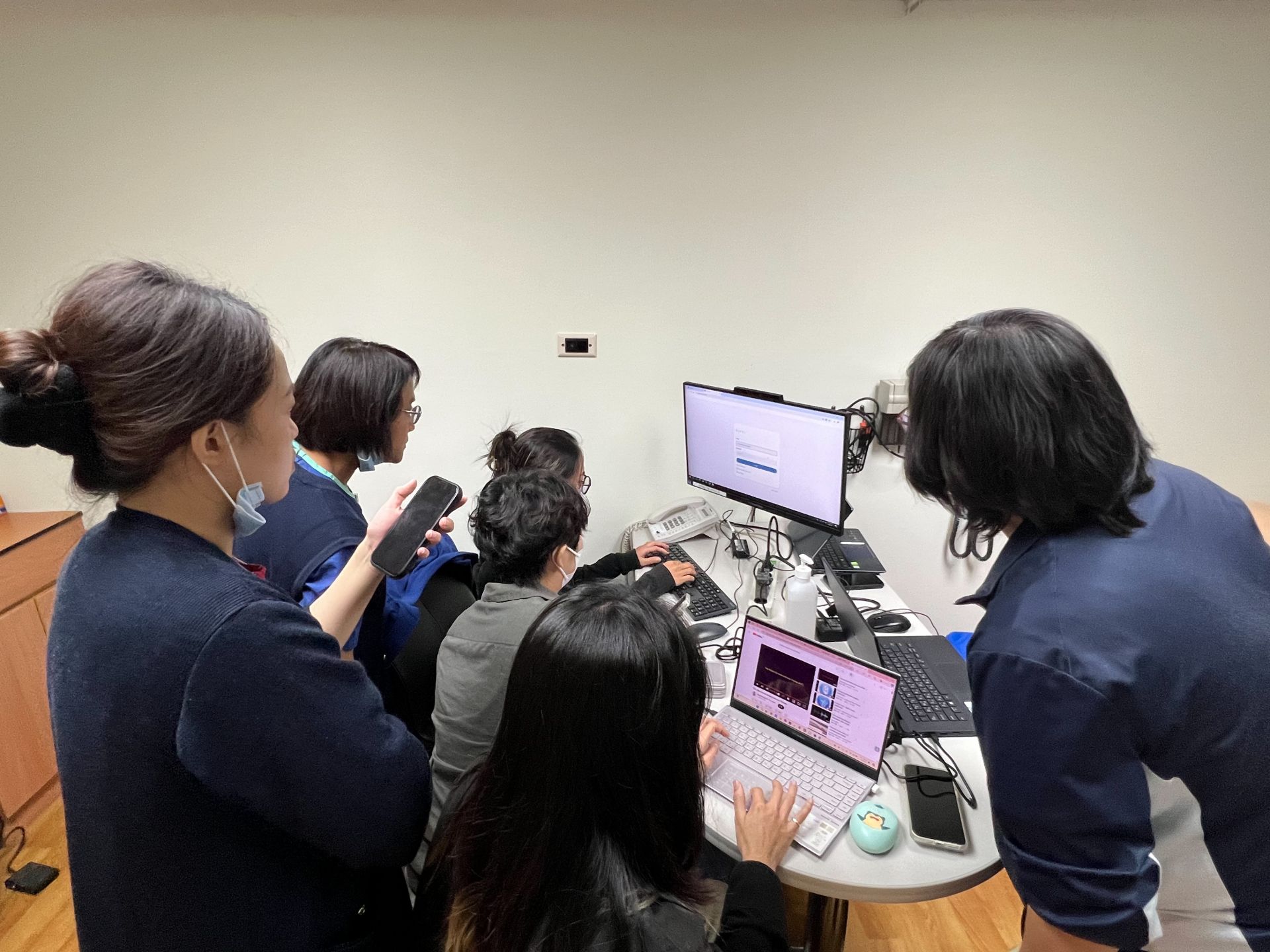下午課程分成五組實作，每組學員依照主題展開討論並完成虛擬病人設計。