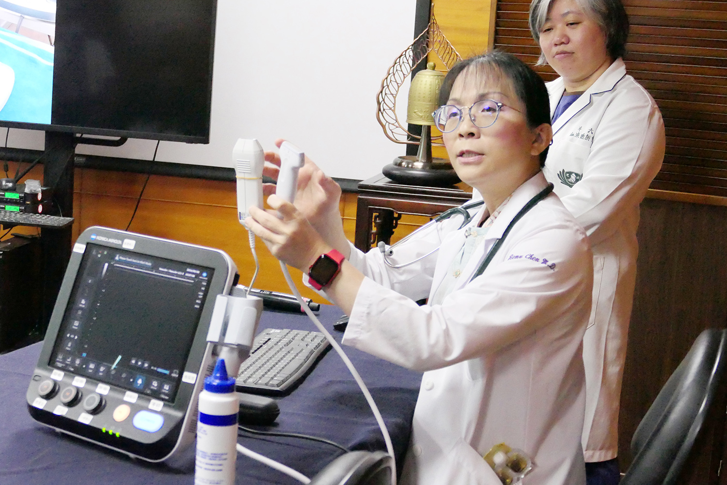 日本東京木村病院血液淨化室陳莉薇主任，分享使用超音波輔助扎針的床邊應用，以及實際操作技術。