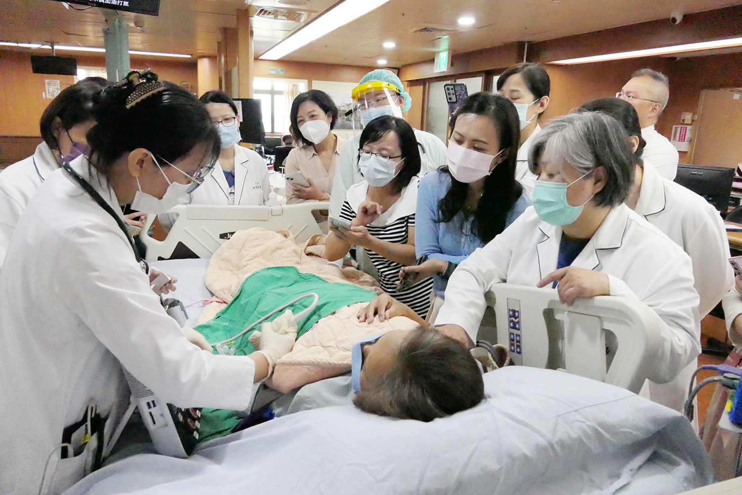 日本東京木村病院血液淨化室陳莉薇主任，分享使用超音波輔助扎針的床邊應用，以及實際操作技術。