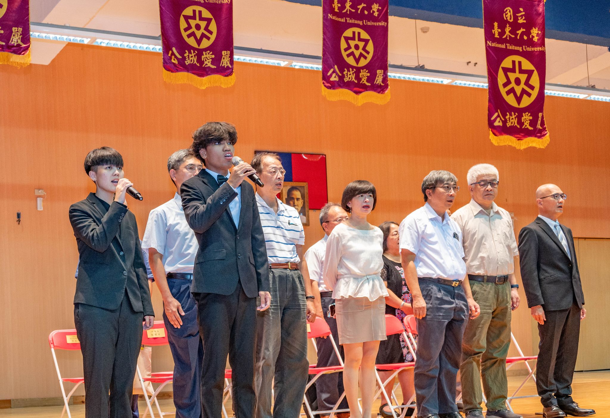 唱臺東大學校歌。