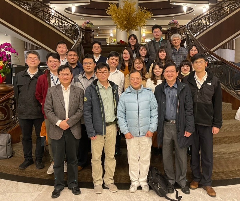 研究團隊合影，包括有中國醫藥大學包大靝老師、中國醫藥大學附設醫院醫夏德椿主任、
中慈胸腔內科陳立修醫師等人