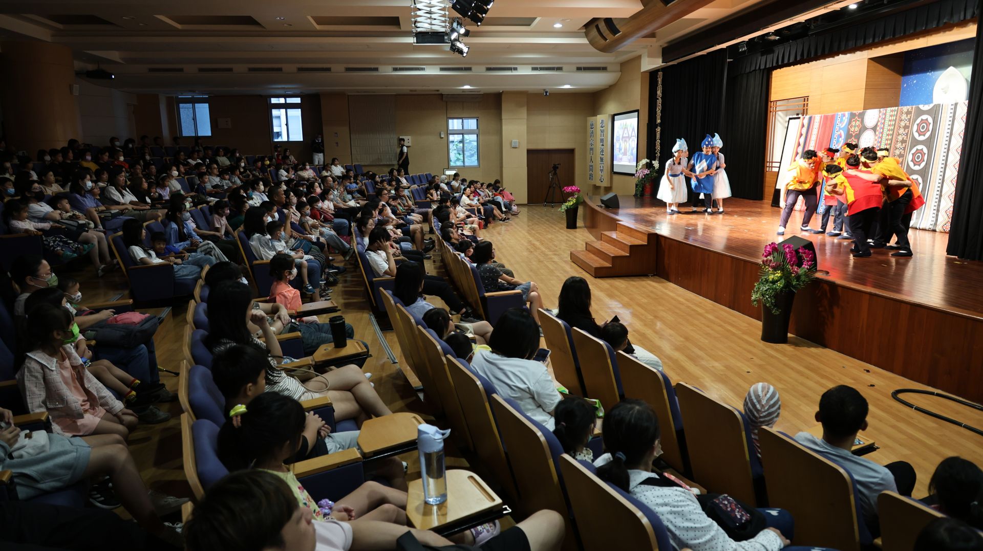 《元素漂流記》首度回歸台灣公演，學生粉墨登場，現場吸引近300位家長和孩童。