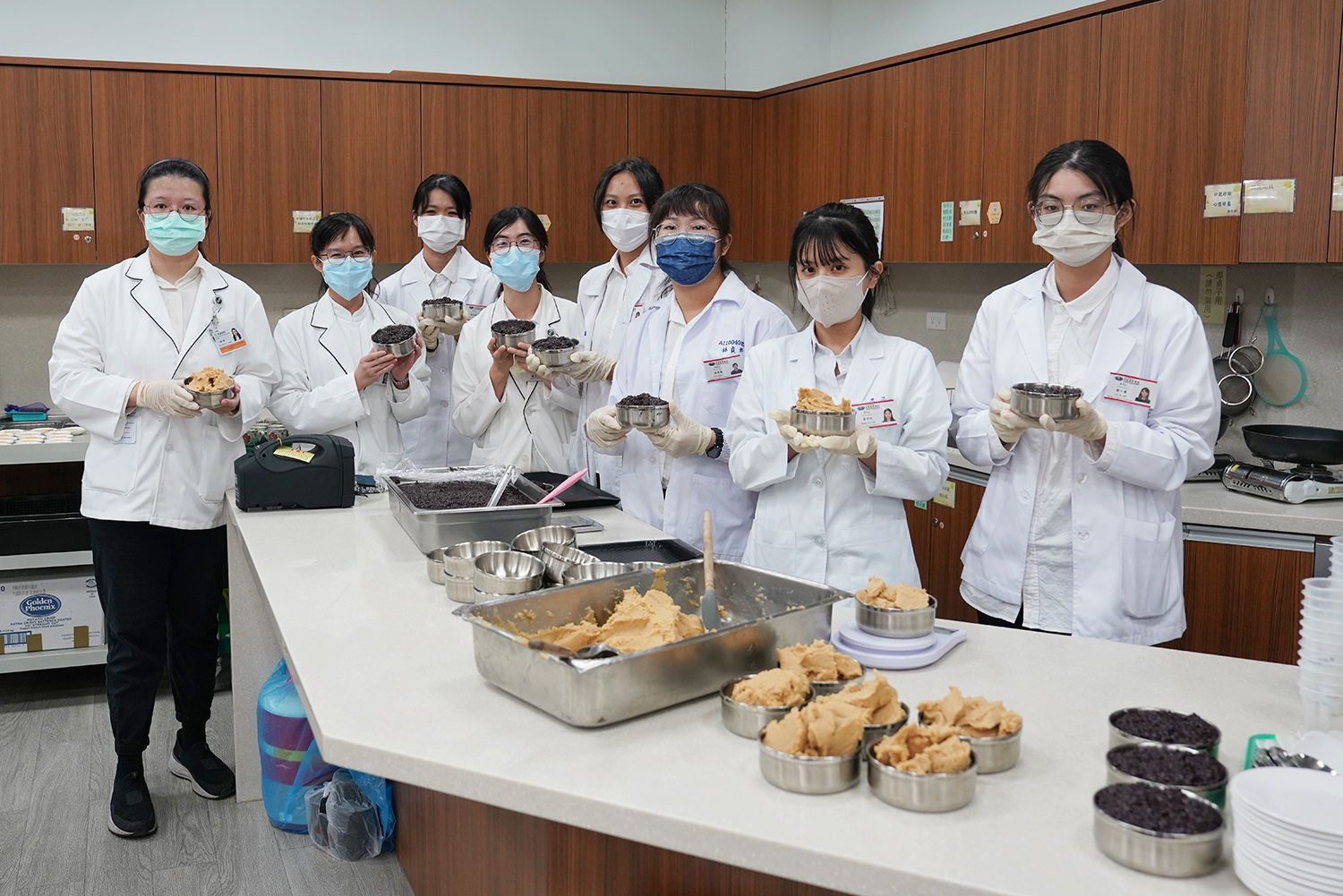 花蓮慈院營養科團隊為慶祝中秋佳節，和同心圓日照中心長者攜手共同製作紫米金蓉糕，，營養師楊靜(左起)、林佩萱、蔡佑瑄、魏萌萱、王薇婷、林貞妮、黃予伶、劉卜熏。