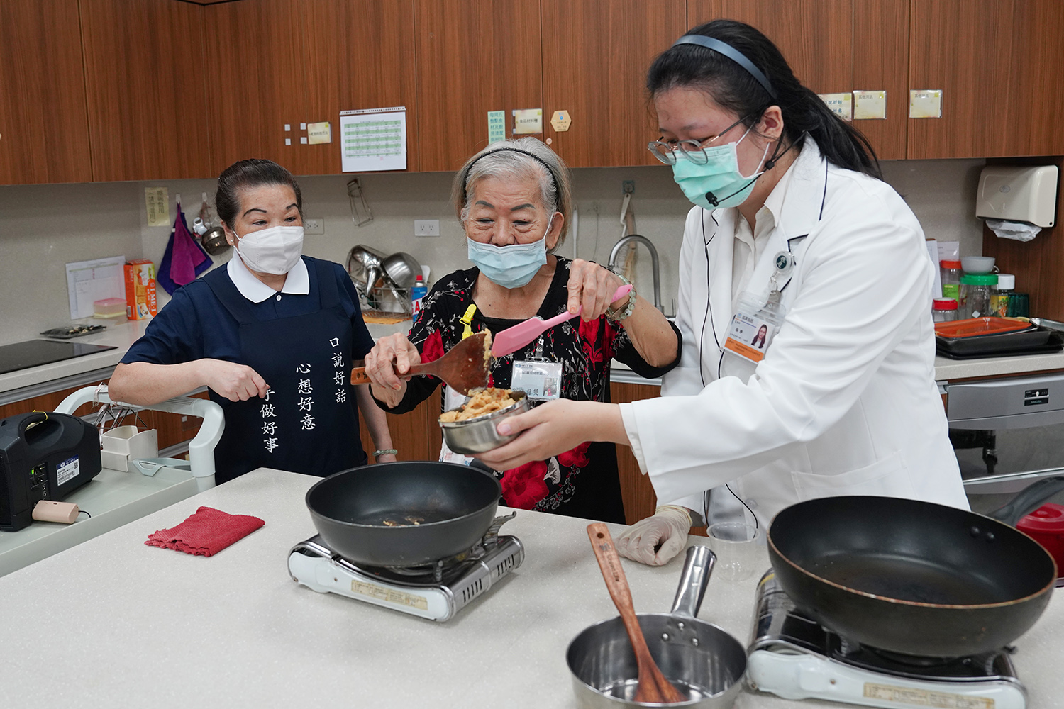 楊靜營養師(右一)表示，透過手作糕點的互動，不僅讓長者在中秋佳節感受到濃厚的節日氛圍，也將健康理念融入生活，一起蔬食護生的精神。