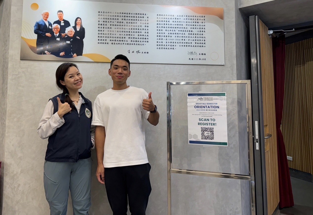 就讀臺北科技大學的越南籍學生阮明惟表示臺灣很棒，打算申請就業金卡留臺工作。（左為移民官趙湘怡）