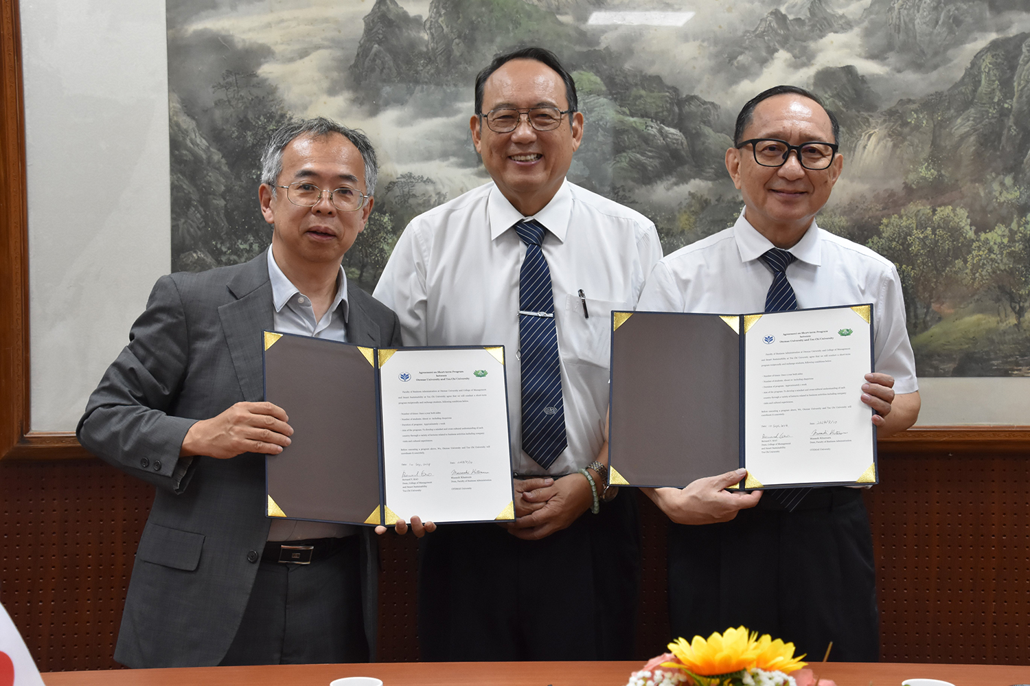 慈濟大學智慧永續管理學院也與日本大手前大學經營管理學院，正式簽訂短期交流MOU。