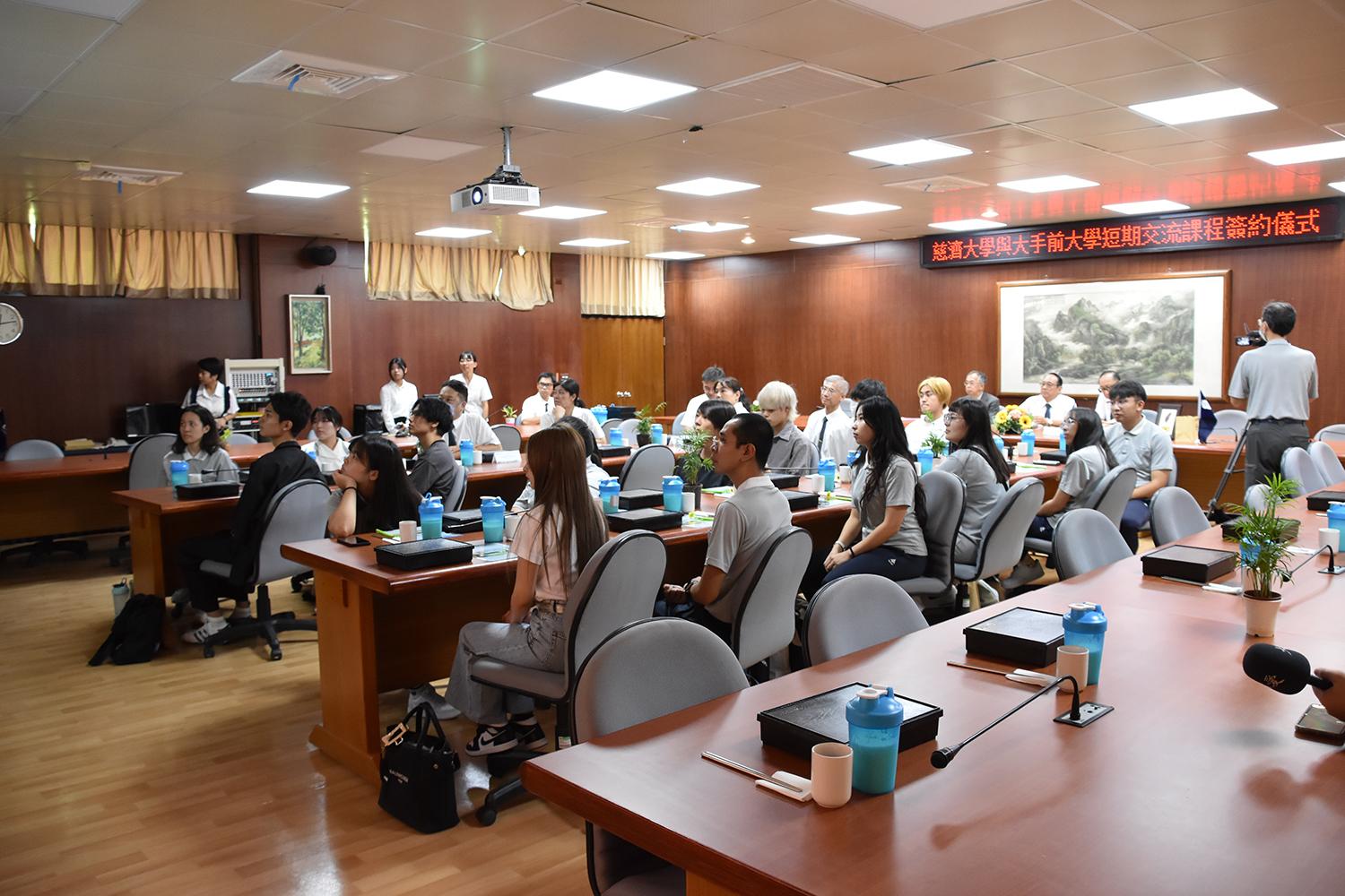 日本大手前大學經營管理學院八名師生首度來台進行短期課程研習。