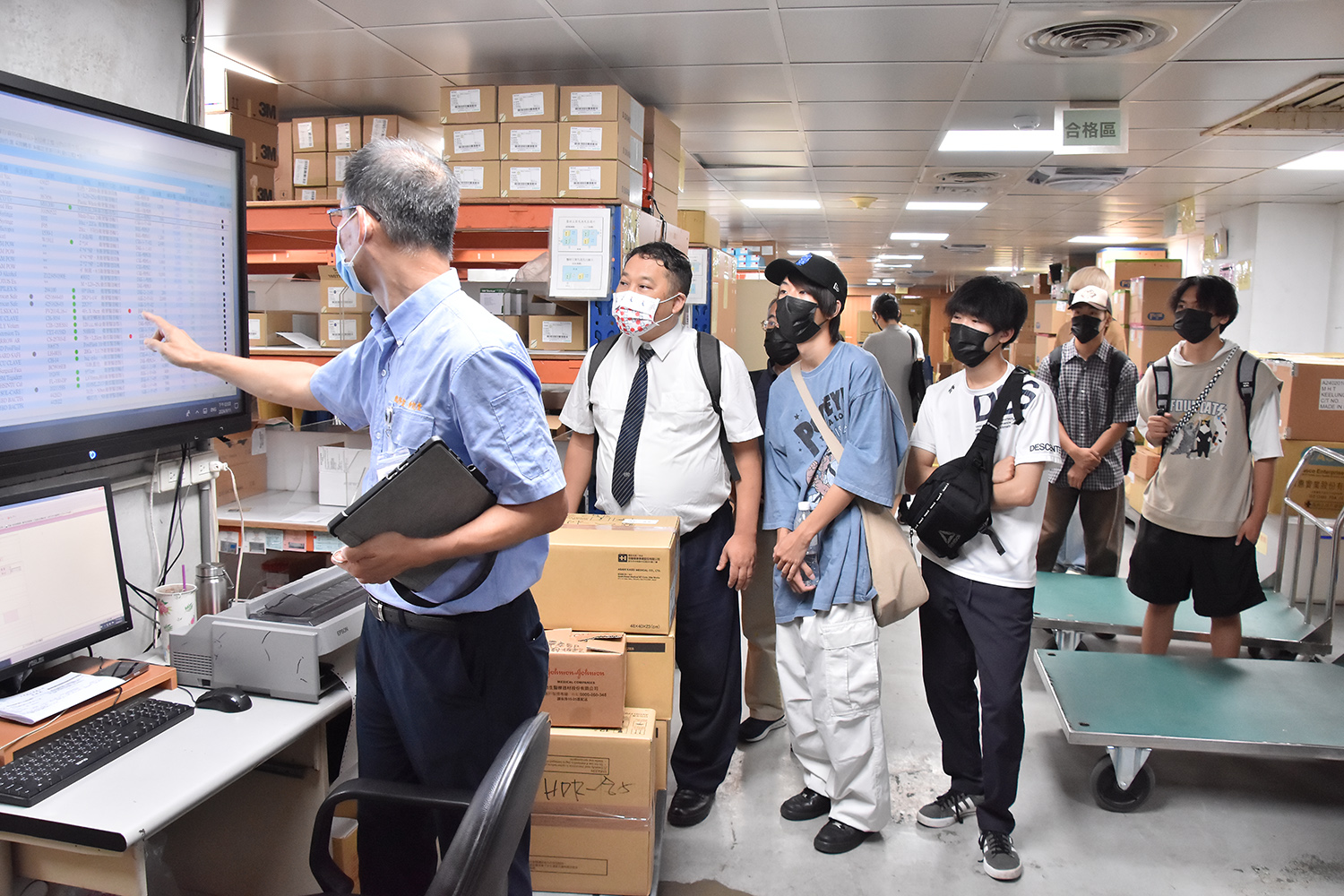 學生參訪慈濟醫院總務室庫房，一睹院方如何統籌各病房的幕後資材管理。