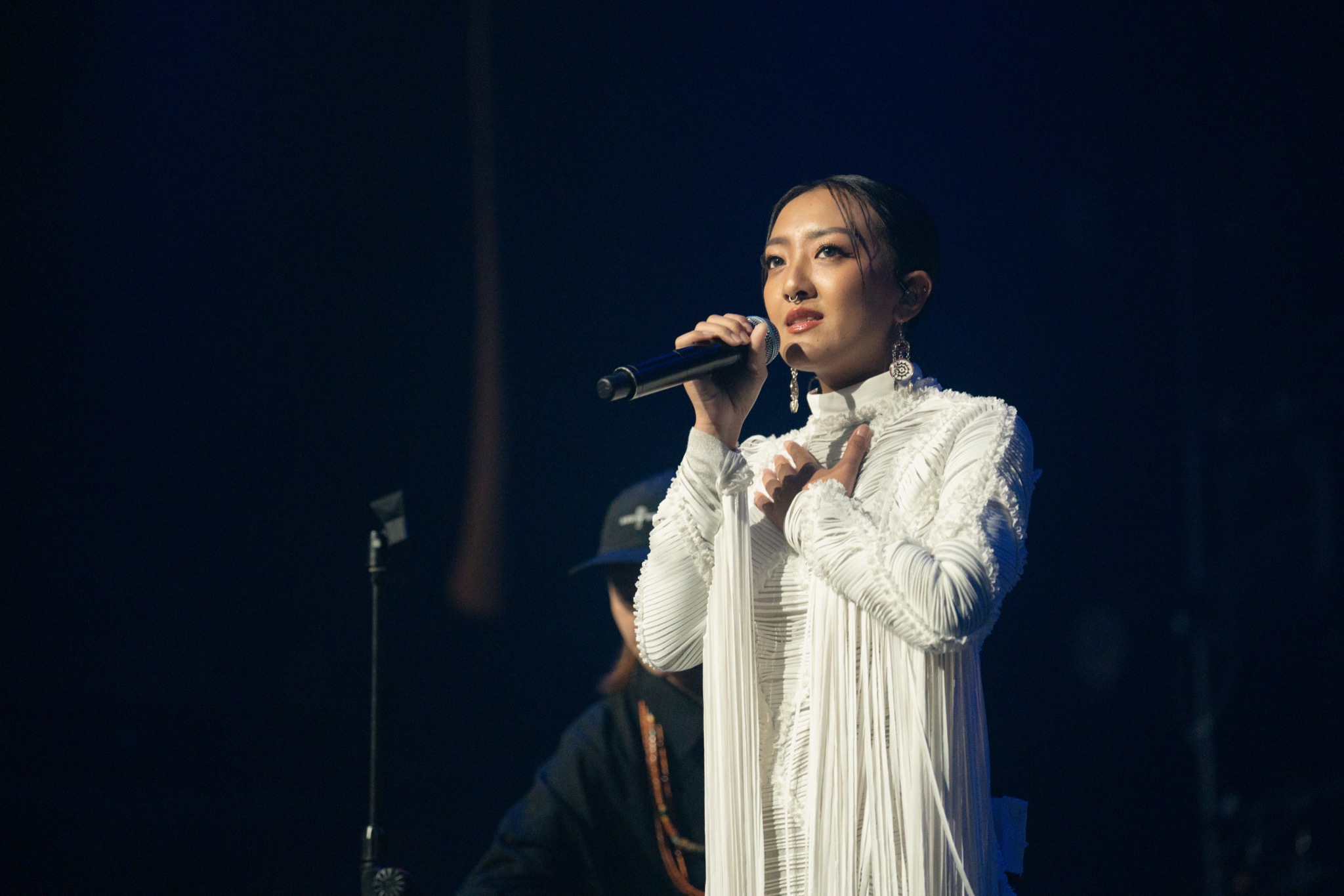 Kivi 擁有「治癒系美聲」，還曾在資助人支持下畫出美麗的部落星空。