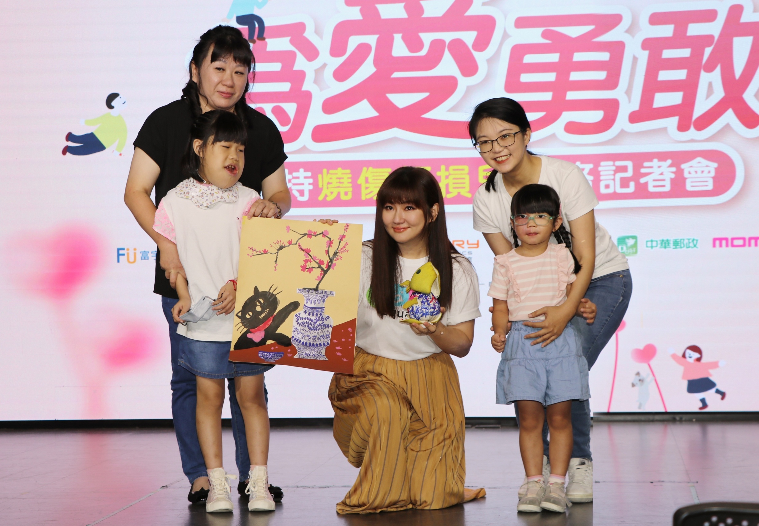 愛心大使任家萱感動落淚接收陽光顏損孩子親手做的禮物