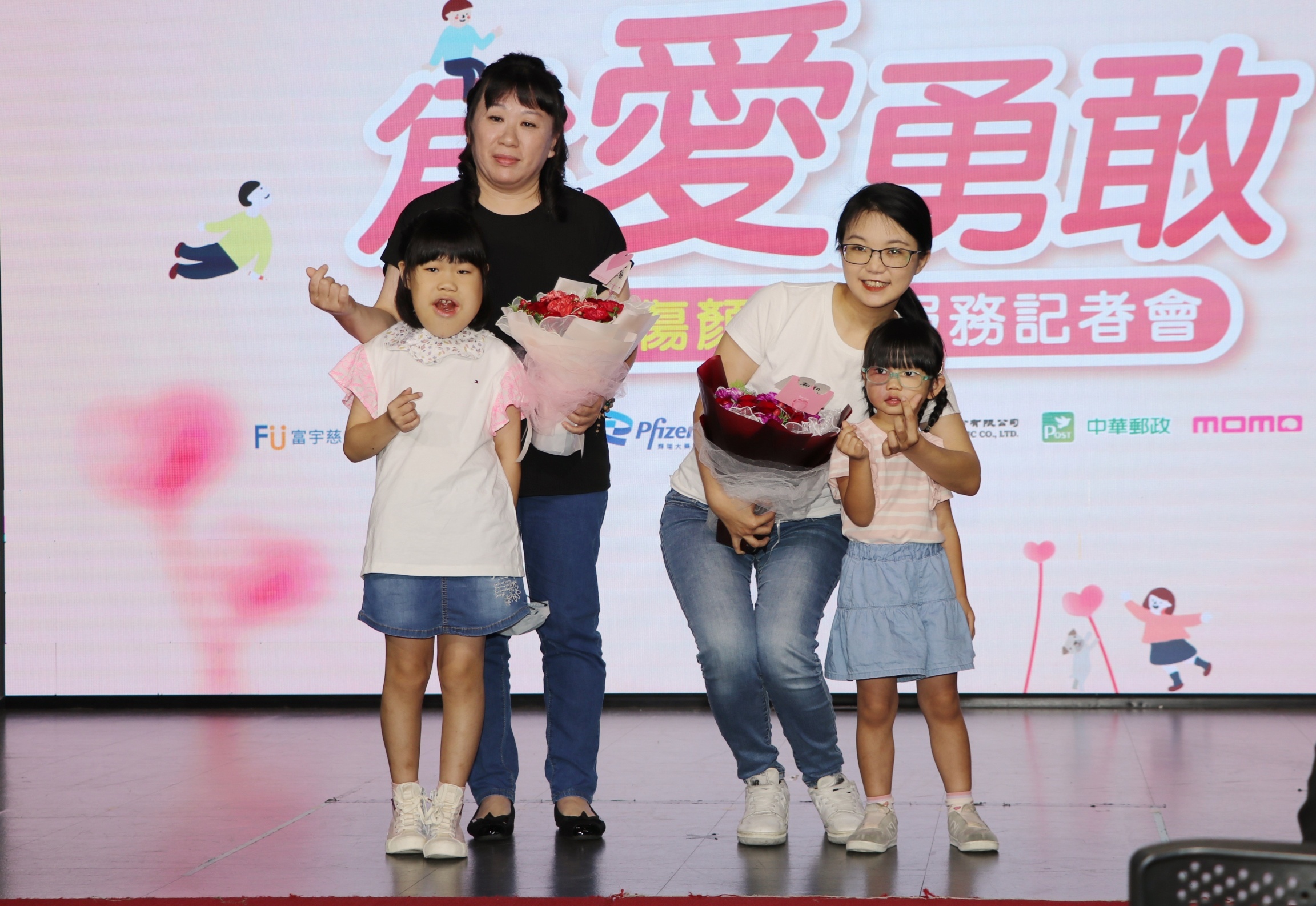 陽光孩子獻花感謝媽媽的照顧陪伴