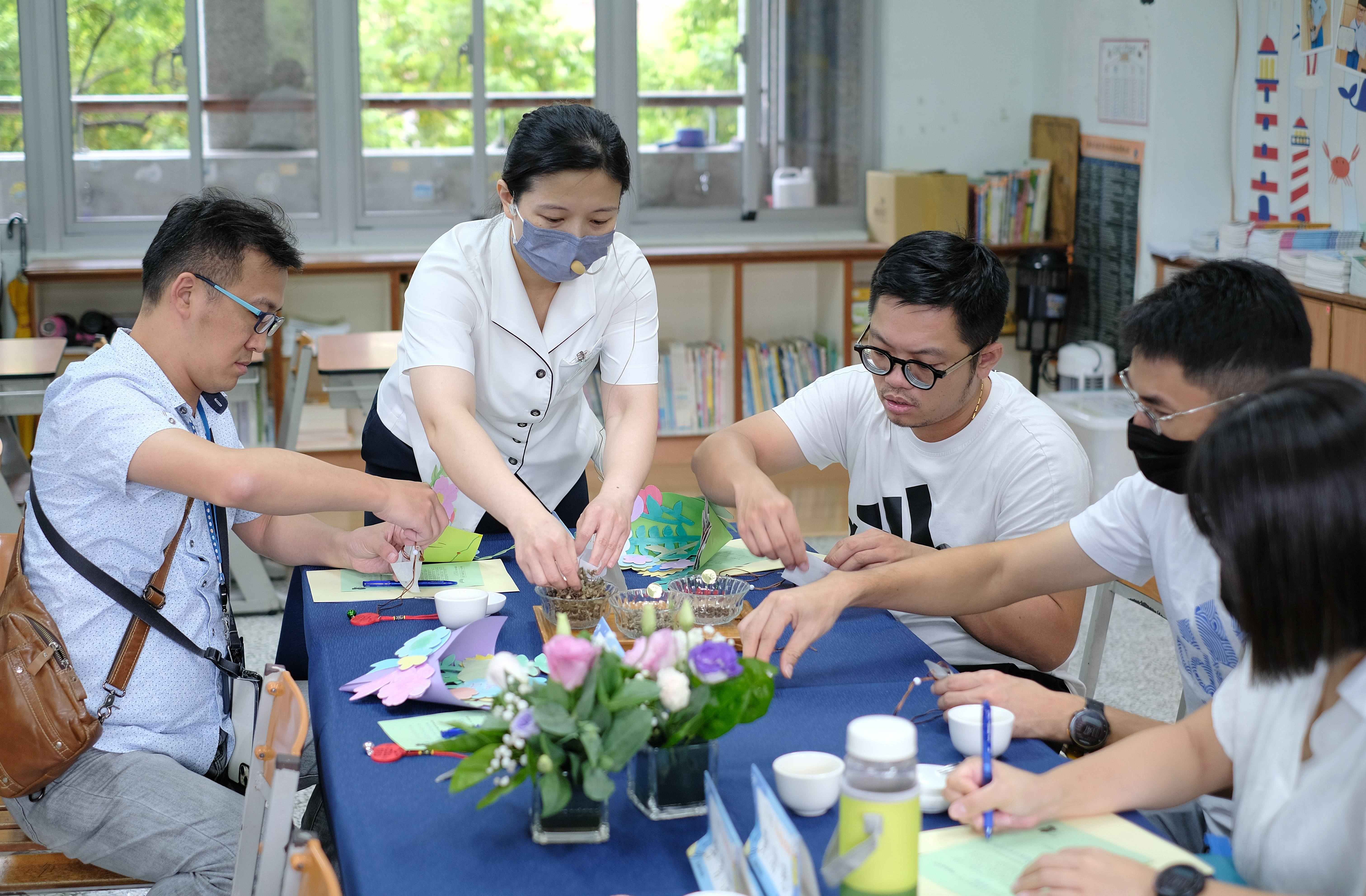 雅芳老師與家長共同製作香包，不僅有提神醒腦作用，更有祝福孩子智慧增長的意義。