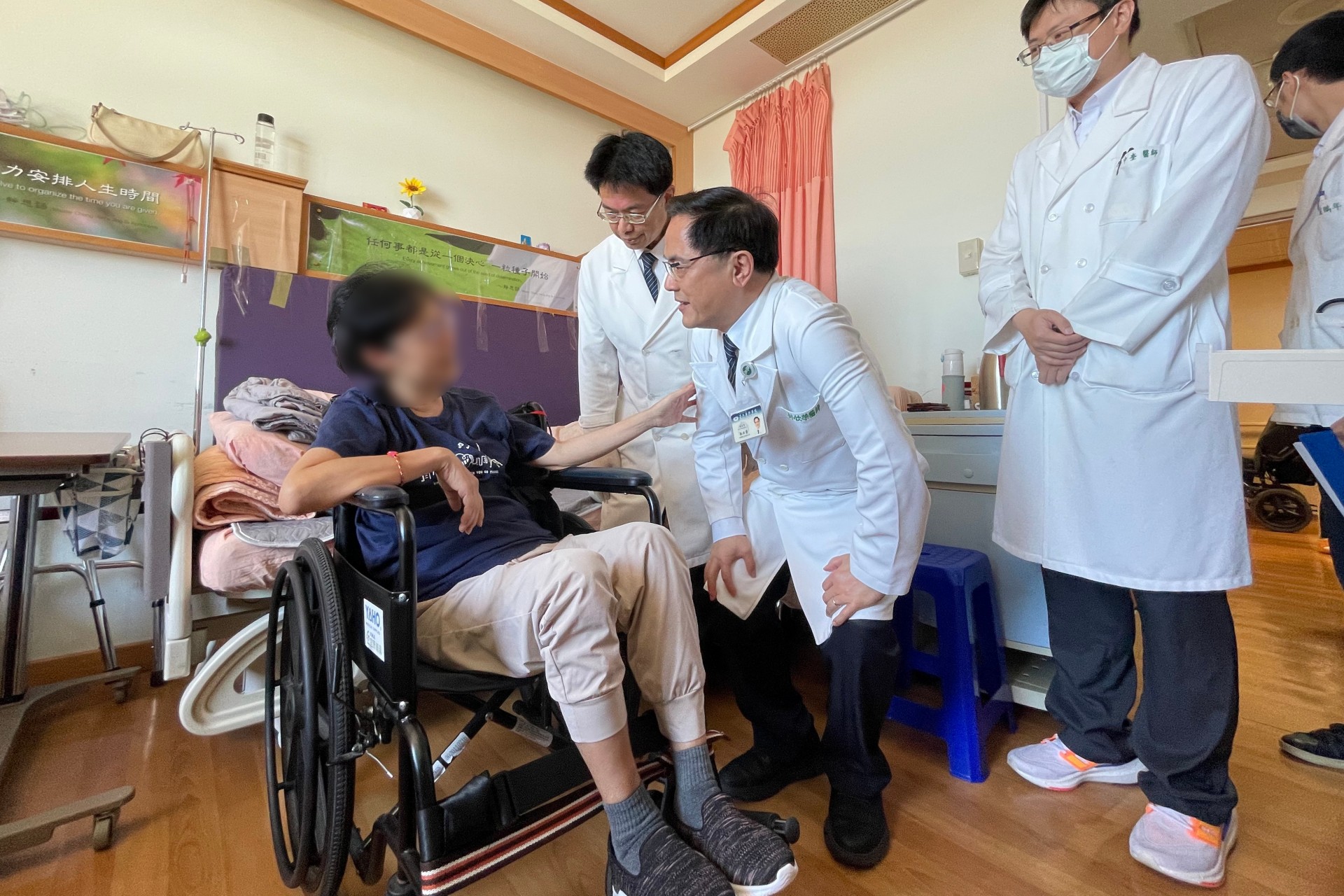 林欣榮院長(中)與何宗融副院長(中)與江女士(左)話家常。