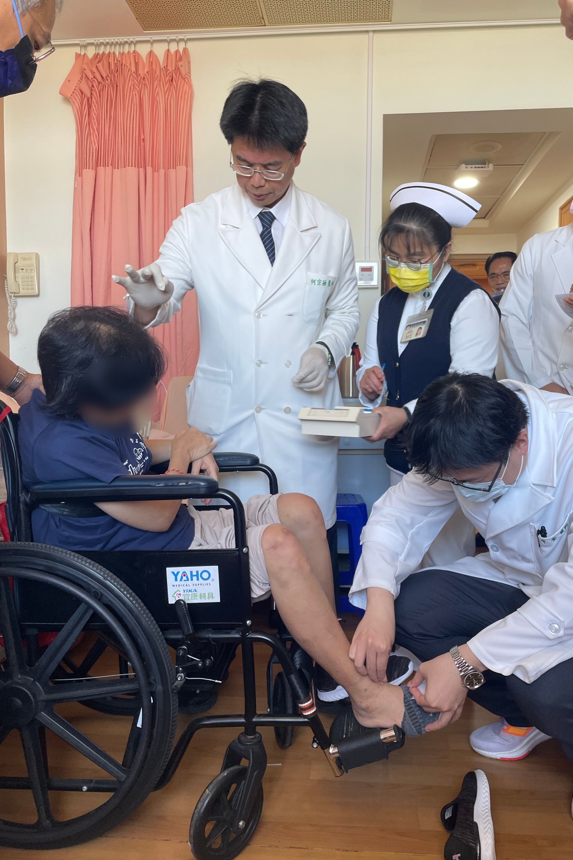 何宗融副院長與中醫團隊到病房為江女士針灸。