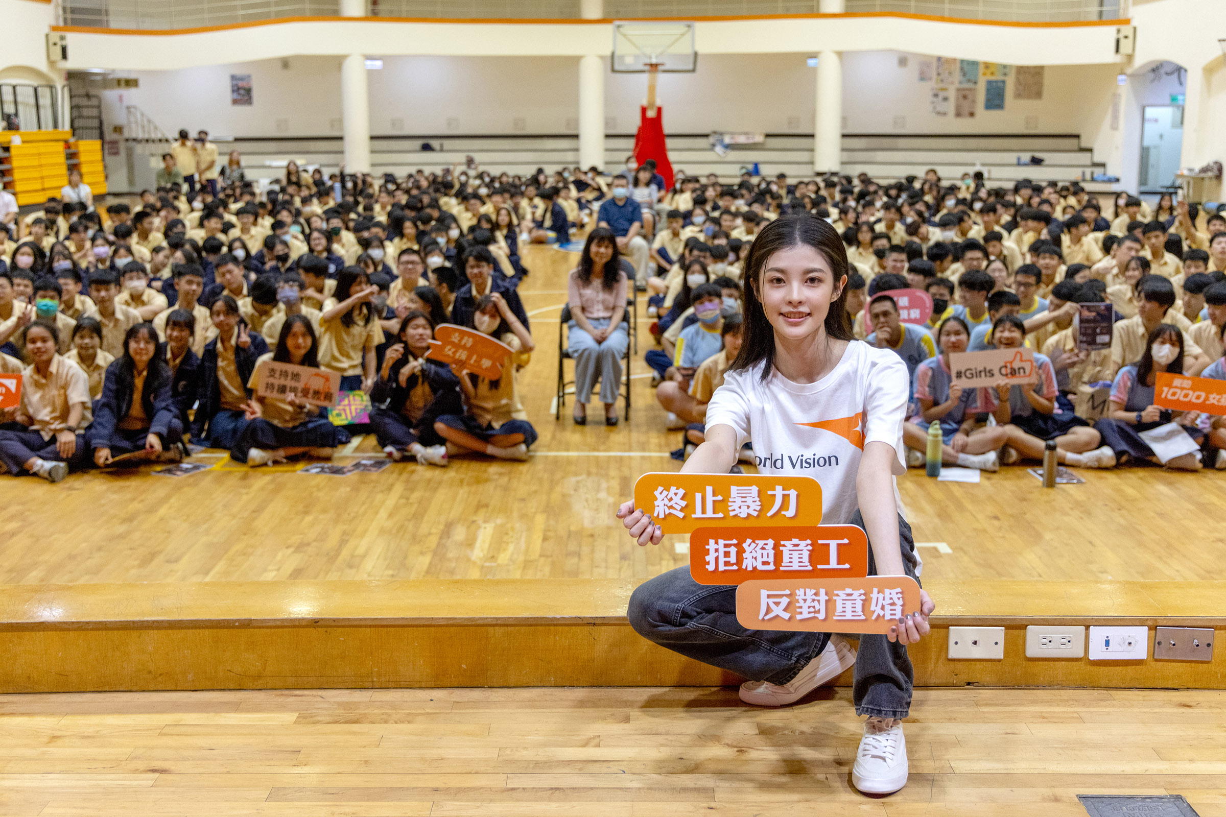 台灣世界展望會「資助1000女孩—凝聚勇氣·無所畏懼」代言人詹子萱於19日前往再興中學，與500名高一、高二同學分享她在尼泊爾看見女孩面臨失學、童婚、月經歧視等種種挑戰，並在受教育後勇敢改變社會觀念。