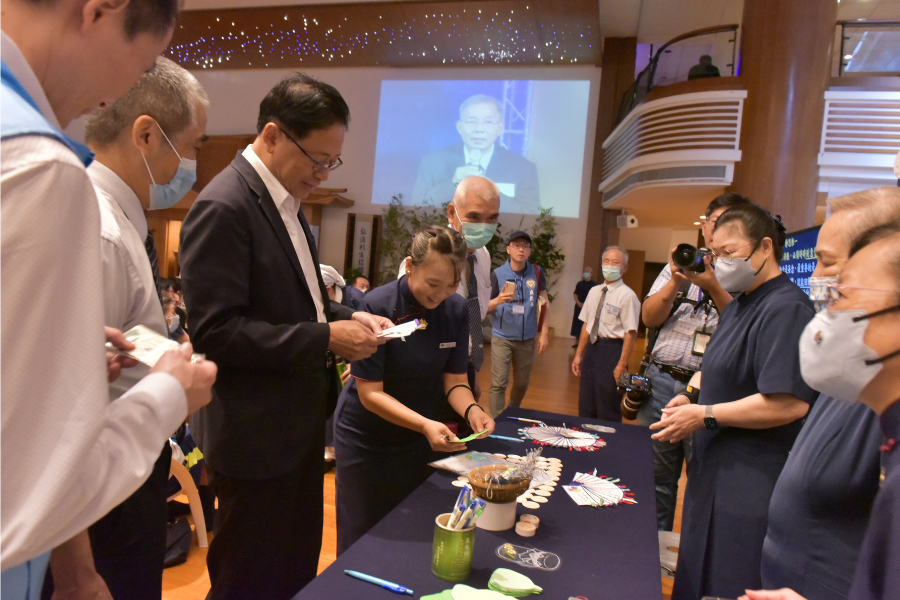 桃園市長張善政抽到「願做提燈照路人」這句靜思語