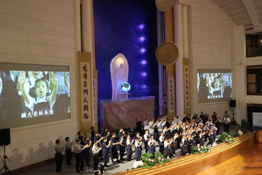 慈濟志工與書軒青年志工、小志工一同演出<美>