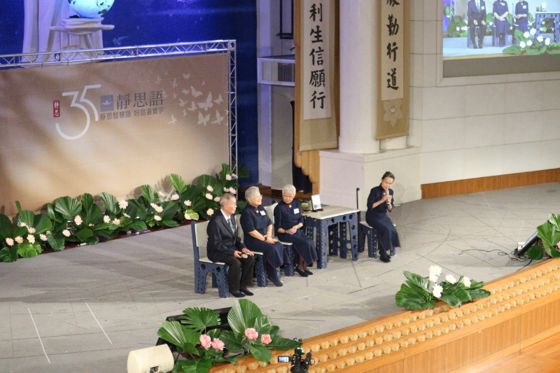 慈濟志工紀陳月雲、林智慧、蔡萬擂及李靜淇分享他們的志工人生心路歷程以及自己受用的靜思語