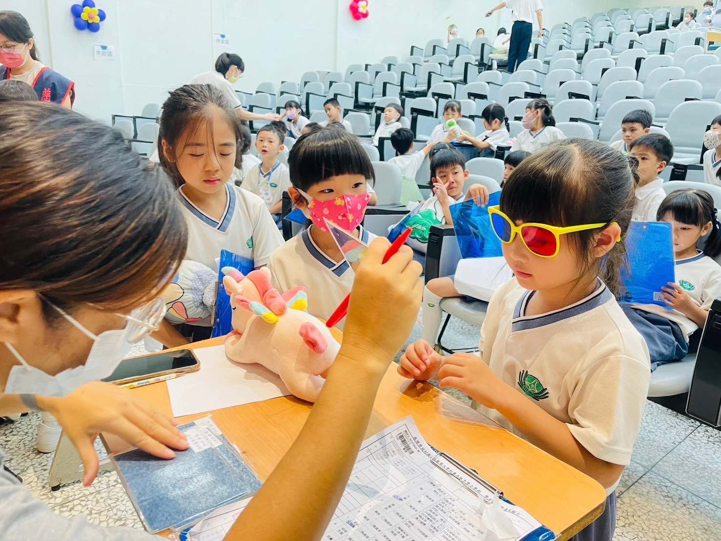 孩子戴上紅藍眼鏡，進行亂點立體圖辨色力檢查