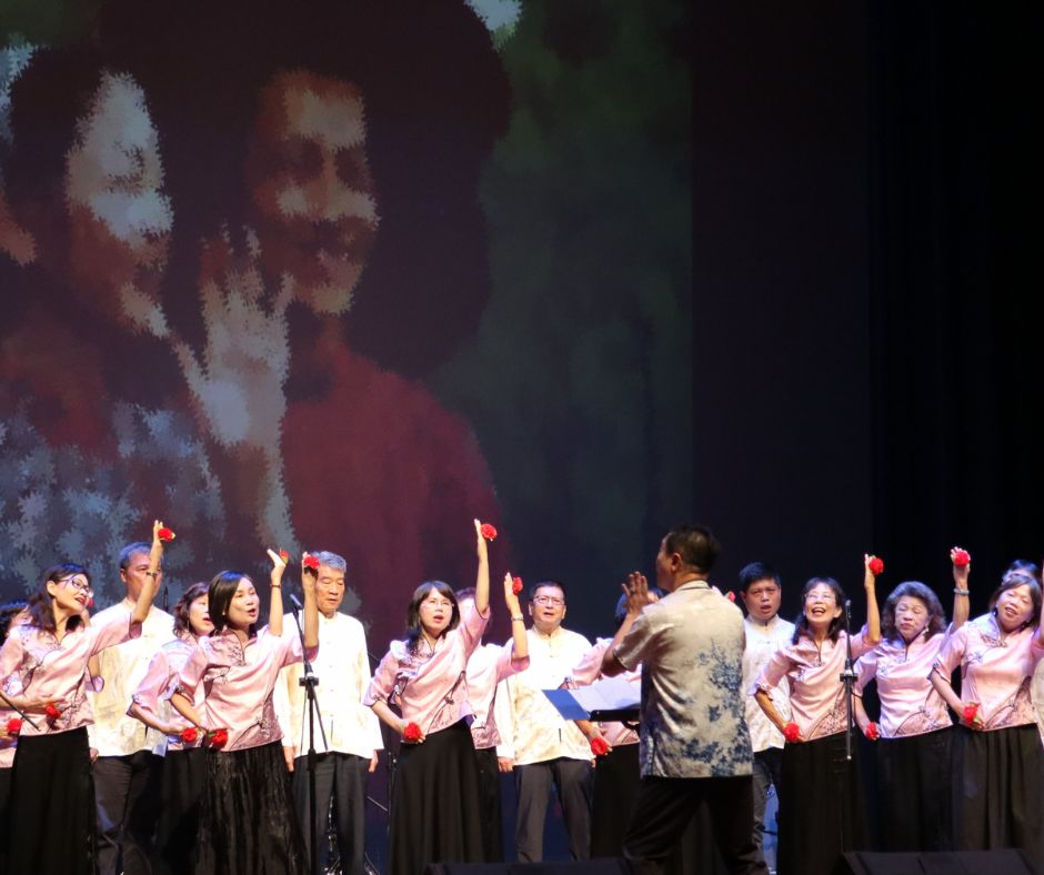香頌合唱團以聲樂演唱客家歌謠，嗓音十分優美