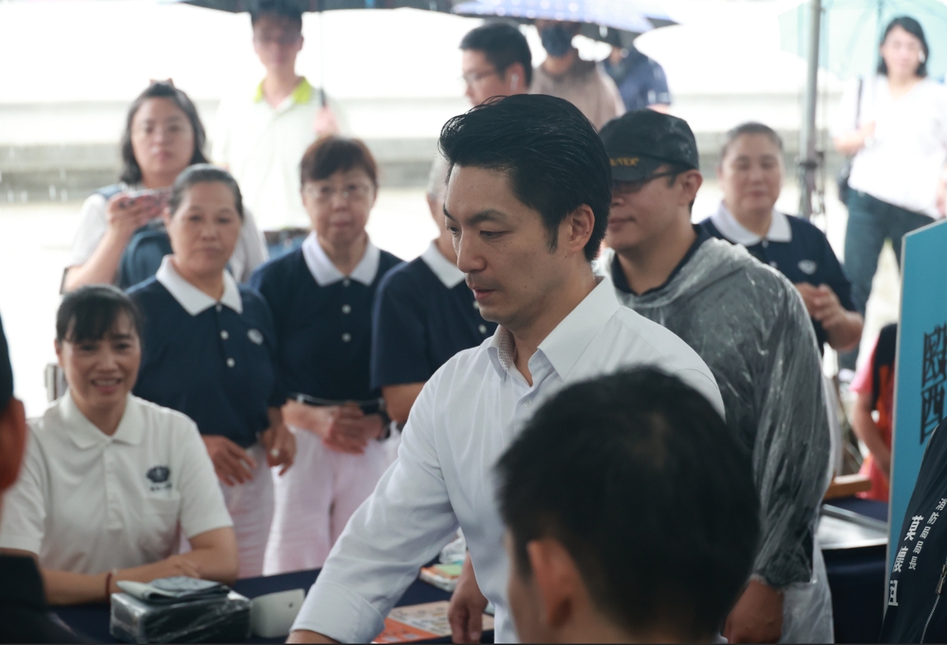 臺北市蔣萬安市長特別來到慈濟設置的攤位，了解「避難收容處所展示」。