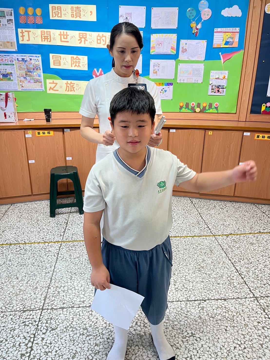 護理師幫孩子做聽力測驗