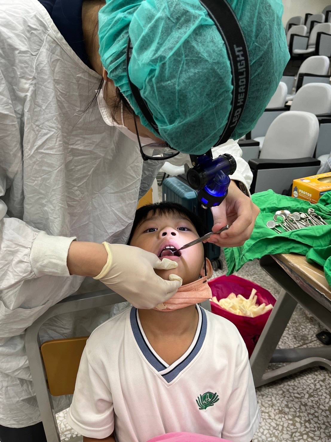 牙醫師細心地為孩子進行口腔健康檢查