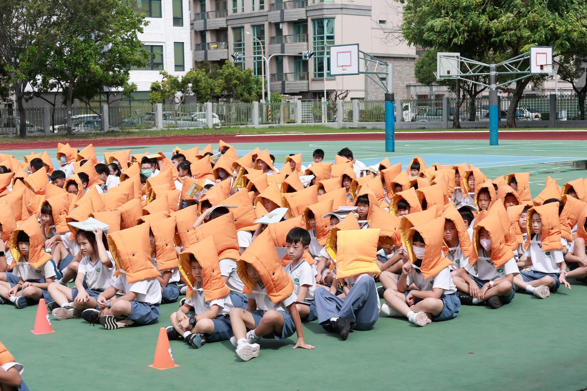 多一分準備，少一分傷害，學生透過演練落實校園安全。