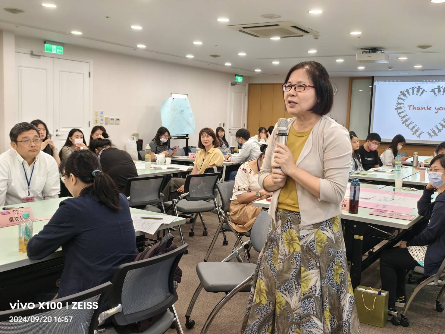 上午在立法院的衛生福利部保護服務司司長張秀鴛，下午趕回會場主持全國性兒少保護跨網絡共識營。