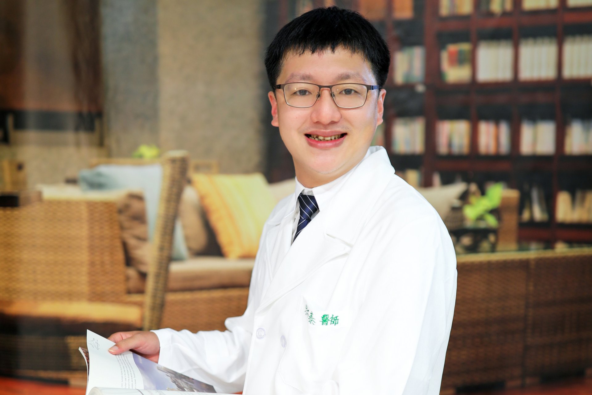 施于泰醫師表示，如果患者對於「大脖子」外觀在意，或是經醫師評估有壓迫症狀，可考慮接受甲狀腺消融治療。