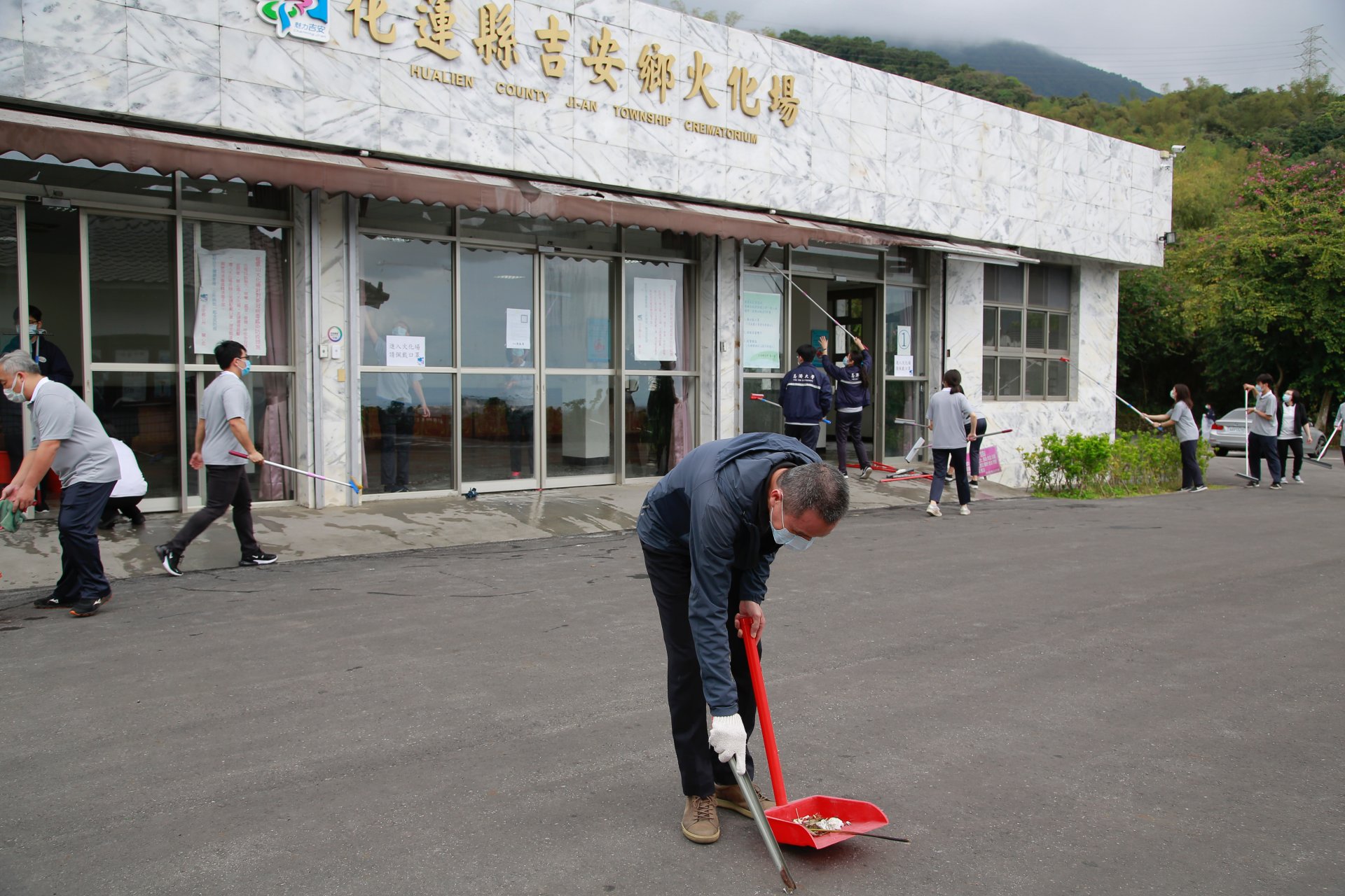 在為無語良師送靈前夕，與系上師生打掃火葬場等