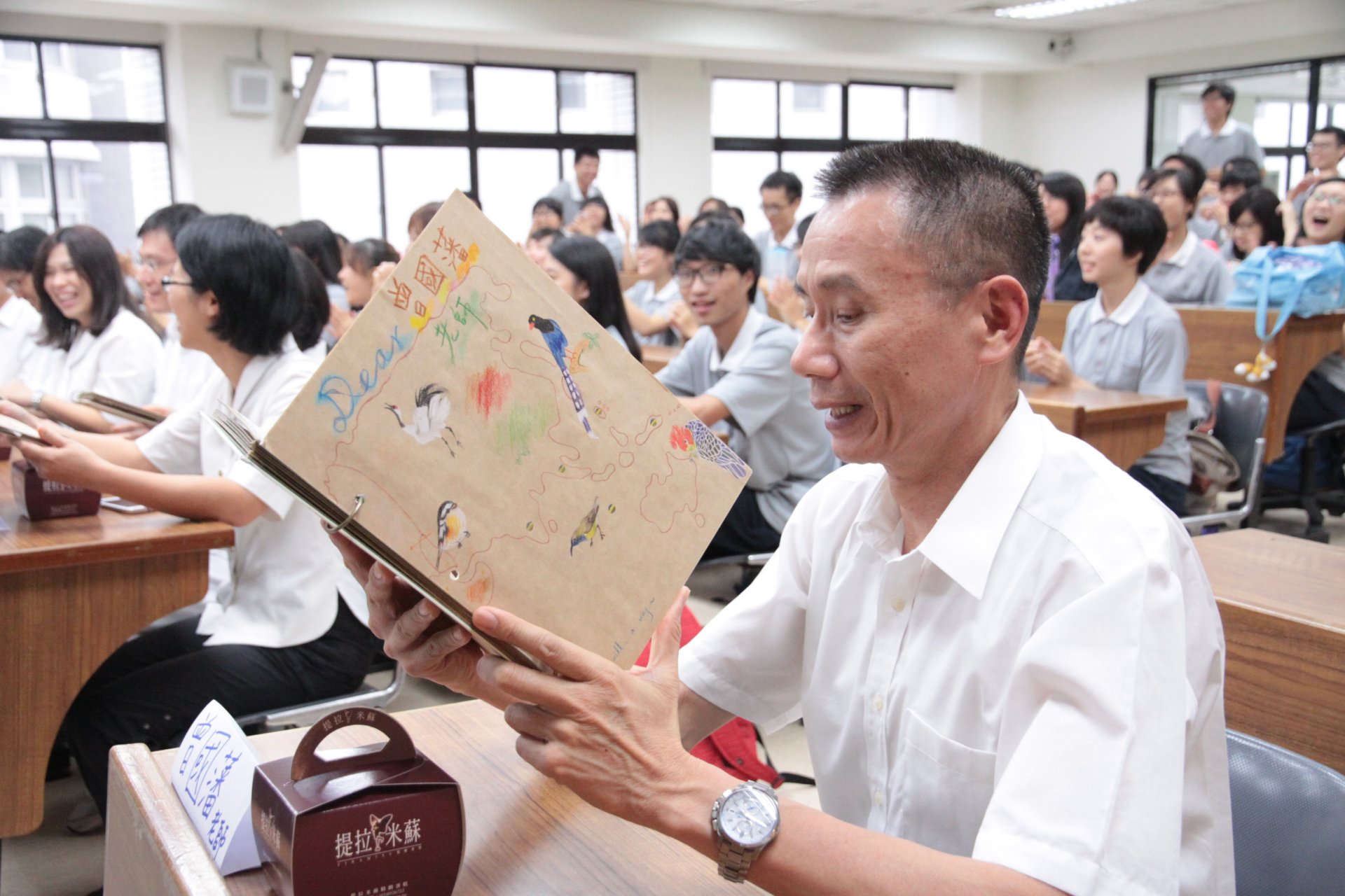 學生在教師節時特別手繪鳥類卡片送給喜愛賞鳥的曾教授