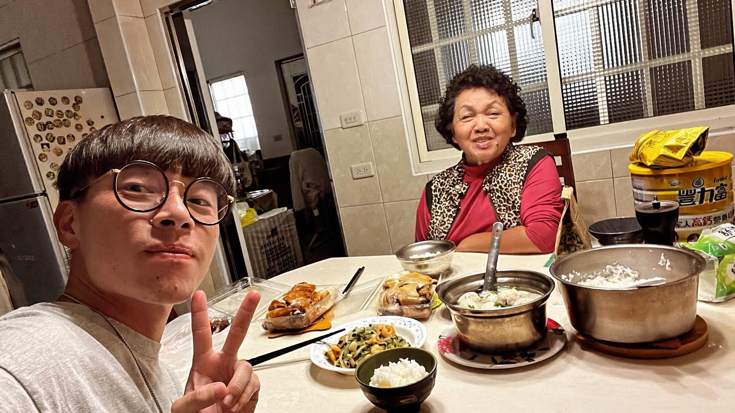 大愛劇《在光裏的人》游小白下戲後不住旅館，住在大埔阿媽家(游小白臉書提供)
