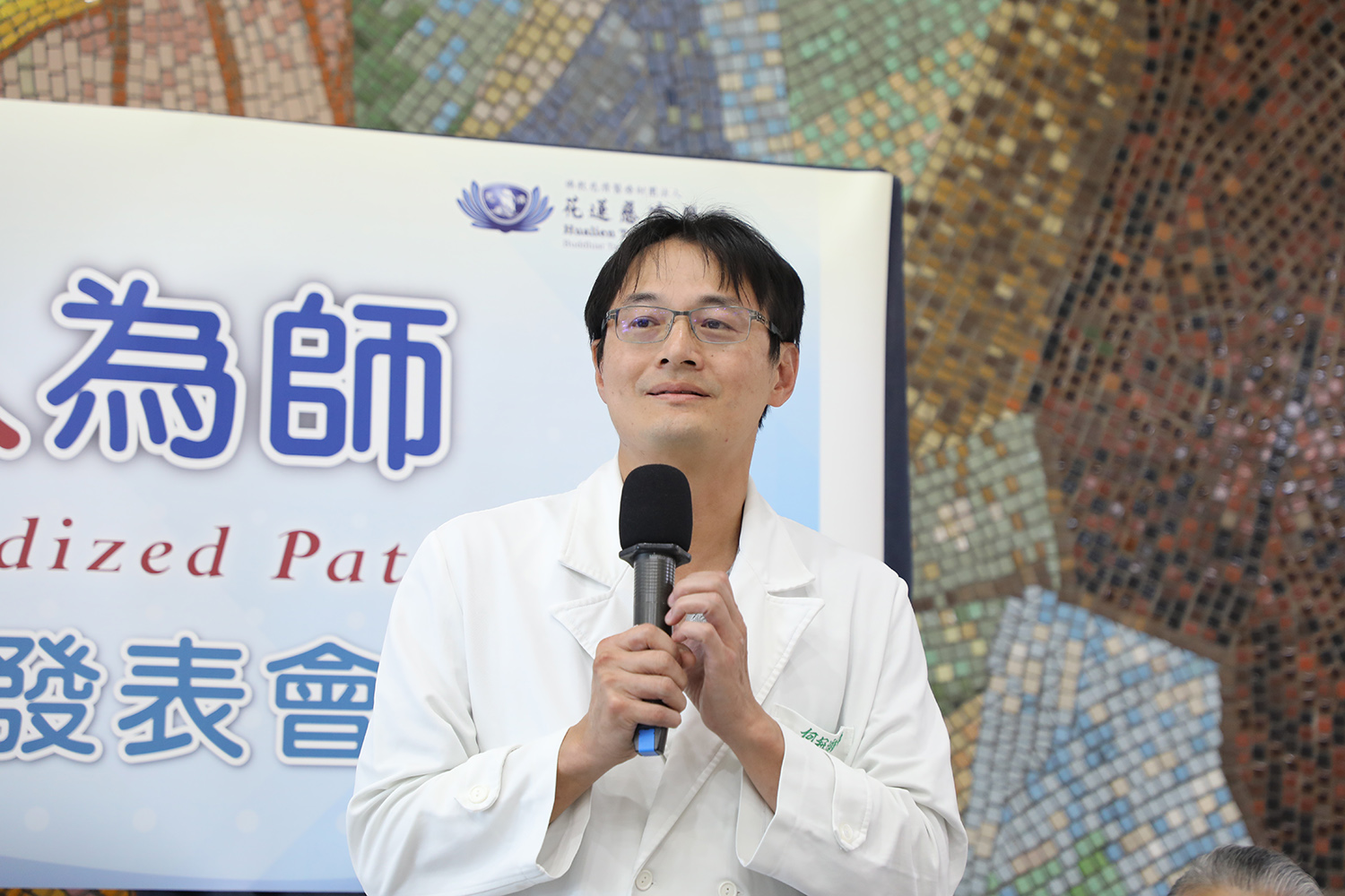教學部大體手術教學中心主任何冠進到場除了感恩標準化病人良語良師，也感恩捐贈大體的無語良師。