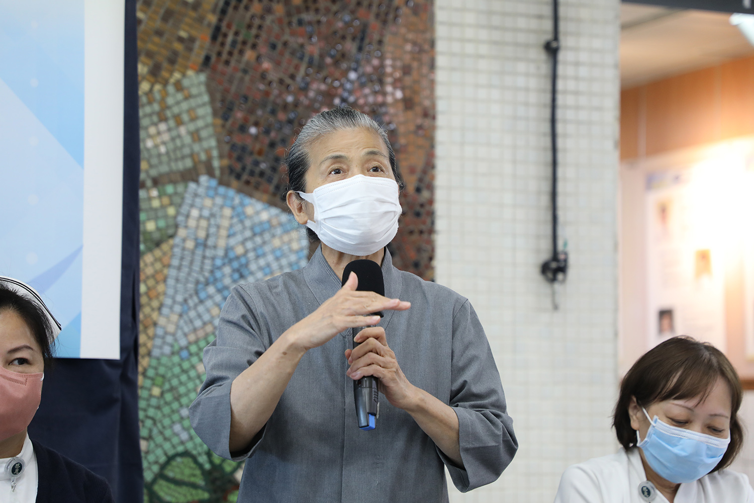 志工室主任顏靜曦師姊透露早在2003年，證嚴上人即希望邀志工扮演病人幫忙醫學生學習。
